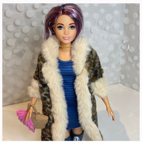 Barbie Curvy Brunette with Rainbow High 🐆Cheetah coat - Picture 1 of 10